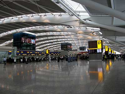Корона за самый  оживленный аэропорт мира остается с Хитроу несмотря на ограничения расширения.